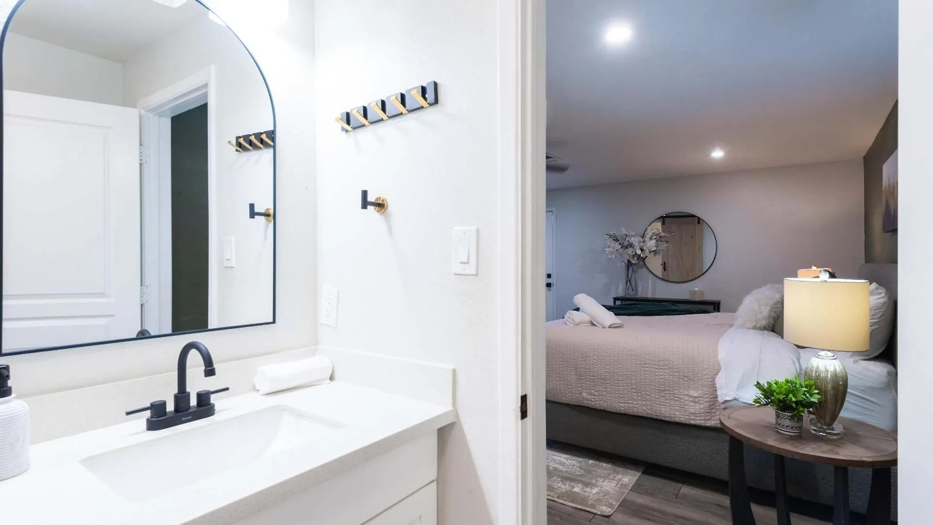 Phoenix 4 Bdr Home With Gym & Hot Tub